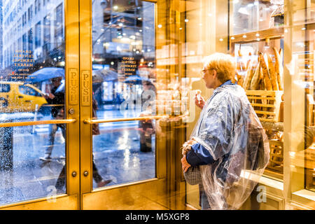 New York, USA - 29. Oktober 2017: Grand Central Terminal Eingang von Lexington Avenue in New York City NEW YORK CITY während der regnerischen Tag mit Frau person Essen Stockfoto