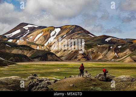 Wanderer Menschen in der Nähe von Anfang der berühmten laugavegur Wandern, in der nähe von Landmannalaugar, in Island, über die Multi aufsteigen - farbige Berge und Lavafelder Stockfoto