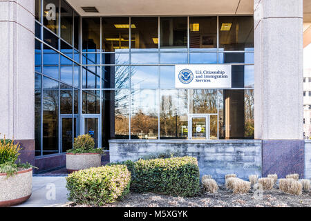 Fairfax, USA - 26. Januar 2018: USCIS US United States Citizenship und Immigration Services Feld Main Office Eingang in Virginia mit Vorzeichen Stockfoto