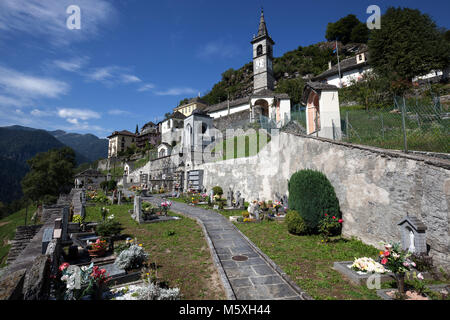 Friedhof, Weg der Schmerzen und Kapellen Pfarrkirche San Giovanni Battista, Comologno, Valle Onsernone, Kanton Tessin Stockfoto