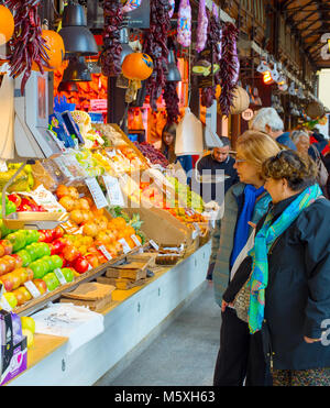 MADRID, Spanien - 07.November 2016: Menschen bei der Mercado San Miguel in Madrid, Spanien. Mercado San Miguel von Madrid ist eine der beliebtesten Sehenswürdigkeiten in M Stockfoto