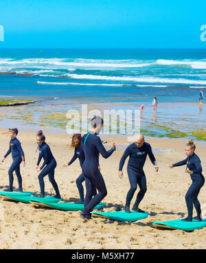 ERICEIRA PORTUGAL - May 23, 2017: Trainer zeigen, wie man surft zur Gruppe der Surfer. Ericeira ist der berühmte Surfen in Portugal. Stockfoto