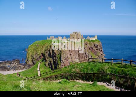 Dunnottar Castle, Stonehaven, an einem sonnigen Sommertag. Historische Ruiniert schottischen Schloss thront auf einem Konglomerat Meeresklippe, mit Blick auf die Nordsee. Großbritannien Stockfoto