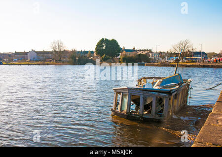 Versunkene Schiff im Hafenbecken bei Glasson Dock Lancaster Lancashire England Großbritannien Stockfoto