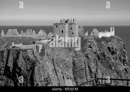 Dunnottar Castle, Stonehaven, an einem sonnigen Sommertag. Historische Ruiniert schottischen Schloss thront auf einem Konglomerat Meeresklippe, mit Blick auf die Nordsee. Großbritannien Stockfoto