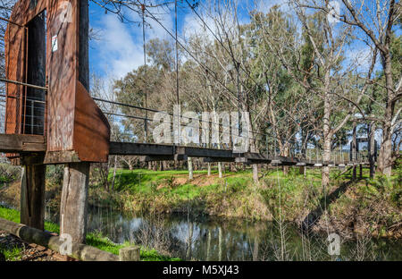 Australien, New South Wales, Wellington, Hängebrücke über den Bell River im Wellington Parklands Stockfoto
