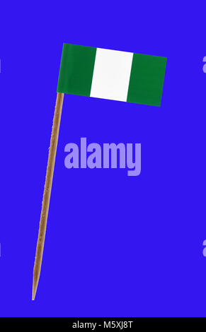 Zahn pick Witz ein kleines Papier Flagge Nigeria auf einem blauen Bildschirm für chromakey Stockfoto