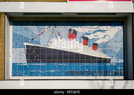 Wandbild des Queen Elizabeth Kreuzfahrtschiffes im Holy Rood Council Estate in Southampton, England, Großbritannien Stockfoto