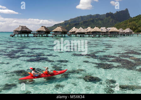 Lagune, Wasser Bungalows, Tretboot, Hügel, Moorea, Pazifischer Ozean, Gesellschaft Islands, Französisch-Polynesien Stockfoto