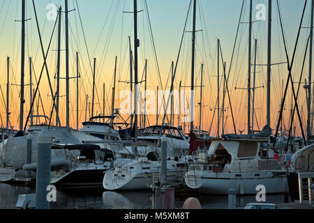 WASHINGTON - ein Wald der Masken wie die Sonnenuntergänge über die Olympischen Berge wie die Sonnenuntergänge über Seattle's Shilshole Bay Marina. Stockfoto