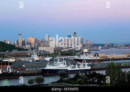 WA13737-00...WASHINGTON - die letzten Strahlen der untergehenden Sonne treffen die Hochhäuser der Innenstadt von Seattle von der Magnolia Bridge aus. 2017 Stockfoto