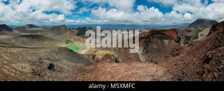 Panorama vom Tongariro Crossing, Neuseeland - Blauer See, Emerald Lake, Red Crater, Mount Doom Stockfoto