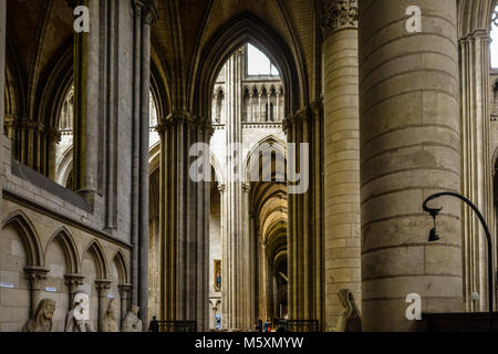 Die feierliche innenraum der Kathedrale von Rouen in der Normandie von Rouen Frankreich mit seinem massiven Gewölbe Stockfoto