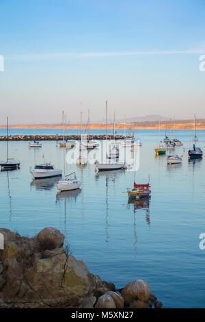 Segel Boote bei Sonnenuntergang in Monterey, Kalifornien Stockfoto