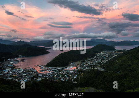 Schönen Sonnenuntergang in Marlborough Sounds, Picton Hafen von Bergen Stockfoto