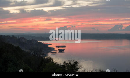 Blick auf Rosa Himmel über der Großen See Stockfoto