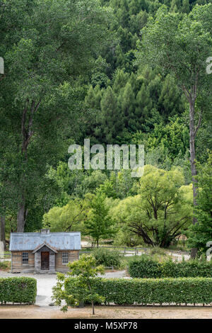 Verlassenen alten Holzhaus im tiefen Wald Stockfoto