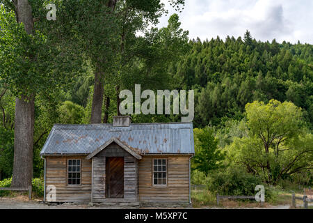 Verlassenen alten Holzhaus im tiefen Wald Stockfoto