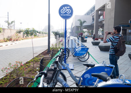 HYDERABAD, Indien-04. Dezember 2017 Smartbike vermietung Zyklen bis zum U-Bahnhof Miyapur gefüttert für Pendler als letzte Meile Konnektivität in Hyderabad, Indien. Stockfoto