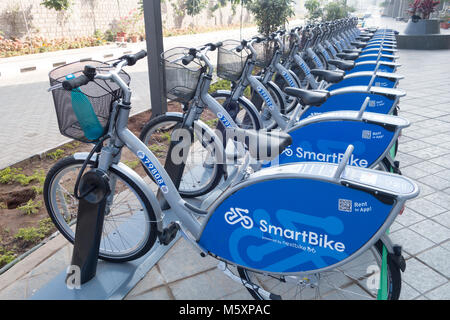 HYDERABAD, Indien-04. Dezember 2017 Smartbike vermietung Zyklen bis zum U-Bahnhof Miyapur gefüttert für Pendler als letzte Meile Konnektivität in Hyderabad, Indien. Stockfoto