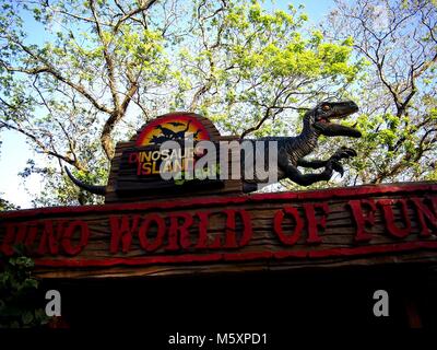 MABALACAT, PAMPANGA, Philippinen - 24. FEBRUAR 2018: Sehenswürdigkeiten innerhalb der Dinosaurier Insel an der Clark Picknick in Mabalacat, Pampanga. Stockfoto