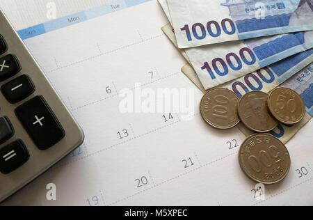 Südkoreanischer Won Währung auf Kalender Hintergrund. Finanzielle Planung Konzept. Stockfoto