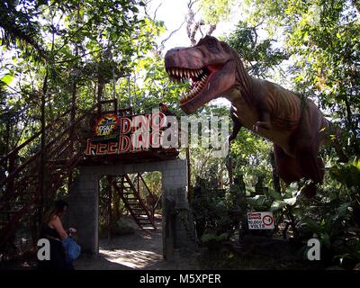 MABALACAT, PAMPANGA, Philippinen - 24. FEBRUAR 2018: Sehenswürdigkeiten innerhalb der Dinosaurier Insel an der Clark Picknick in Mabalacat, Pampanga. Stockfoto