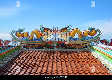 Bunte Drachen Statue im chinesischen Stil auf Tempel Dach ein blauer Himmel. Stockfoto