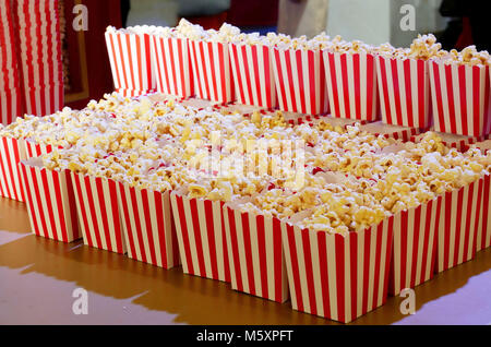 Popcorn in roten und weißen Karton bereit, die für die Filme. Stockfoto