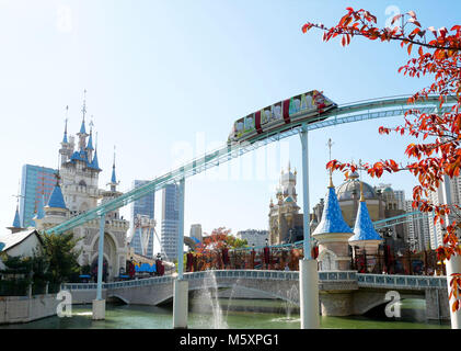 Seoul, Südkorea - 30. Oktober 2017: Lotte World Theme Park und rote Blätter im Herbst, eine große Touristenattraktion in Seoul, Südkorea Stockfoto