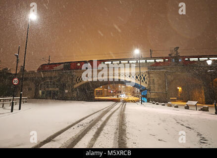 Eine Jungfrau Zug Bahnhof Newcastle nach starkem Schneefall über Nacht die Unterbrechung über Großbritannien verursacht hat. Stockfoto