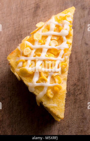 Mais Sandwich, auf dem Esstisch. Stockfoto