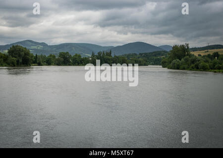 Der Blick auf den Fluß Vah von der Brücke in der Nähe der Burg Strecno Stockfoto