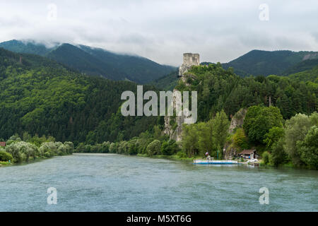 Burg strecno vom Fluß Vah Sicht Stockfoto