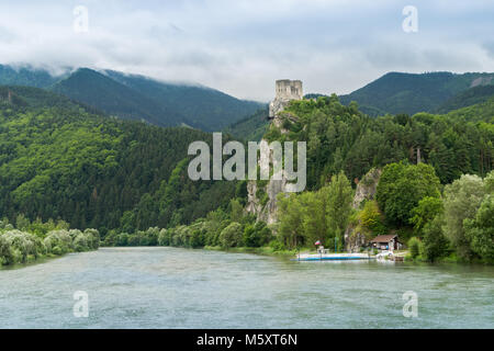 Burg strecno vom Fluß Vah Sicht Stockfoto