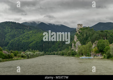 Burg strecno vom Fluß Vah Sicht Stockfoto