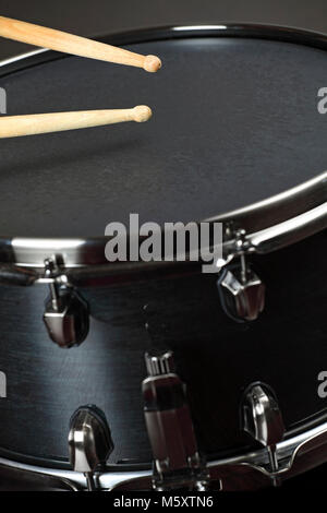 Foto von Drumsticks spielen auf einem Holz Snare Drum mit schwarzer Haut. Stockfoto