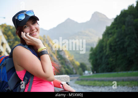 Bild von Smiling brunette Touristische am Telefon sprechen Stockfoto