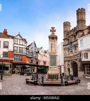 Das War Memorial und die Kathedrale Eingang an Buttermarket Square am Morgen. Canterbury ist eine historische englische Kathedrale Stadt und UNESCO-Herita Stockfoto