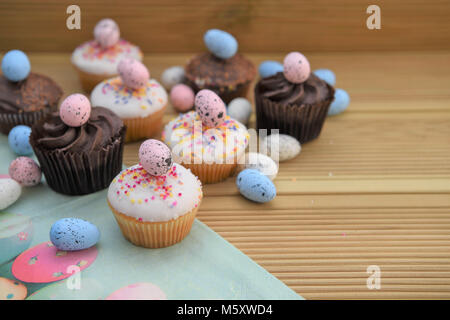 Farbenfrohe Ostern Kuchen auf rustikalen Holztisch Stockfoto