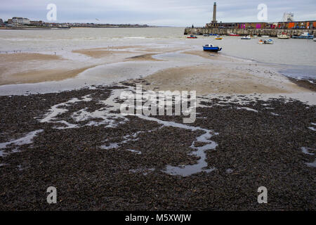 Algen und den Hafen von Ramsgate bei Ebbe im Winter Stockfoto