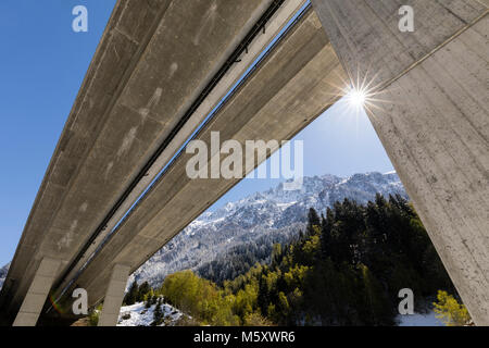 Autobahnbrücke Der Gotthard-autobahn fotografiert von unten im Reusstal, Zentralschweiz Stockfoto