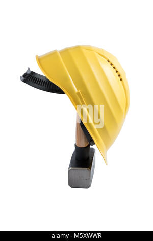 Gelbe Helm auf einem kleinen Vorschlaghammer mit Holzgriff auf weißem Hintergrund isoliert, Oberfläche. Pfad gespeichert, ausgeschnitten. Baumaschinen. Stockfoto