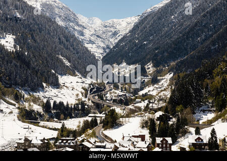 Gotthard Autobahn im Winter mit Stau vor dem Gotthard Tunnel. Im Vordergrund Göschenen und im Hintergrund Schoellenen in Centra Stockfoto