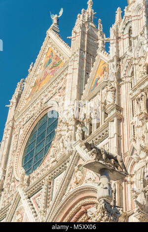 Siena, Toskana, Italien, Europa. Der Dom von Siena Fassade Stockfoto