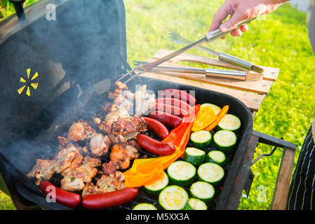 Sortierte leckeres Gegrilltes Fleisch mit Gemüse über die Kohlen auf einem Grill Stockfoto