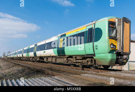 Southern Rail Class 377 Electrostar elektrische Zug aus dem südlichen Rampe auf eine britische Eisenbahn in West Sussex, England, UK. GTR. Govia. Stockfoto