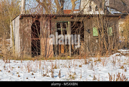 Alte baufällige Hütte im Schnee Stockfoto