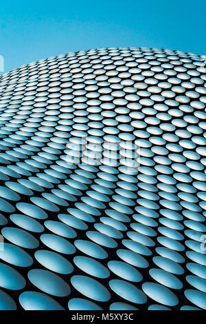 Großbritannien, Birmingham - 28. Dezember 2016. Die Fassade des Gebäudes Selfridges in Birmingham, England. Das Gebäude ist von Architekturbüro zukünftige Systeme konzipiert und die Fassade besteht aus 15.000 eloxiertem Aluminium Scheiben auf einem blauen Hintergrund montiert. Stockfoto