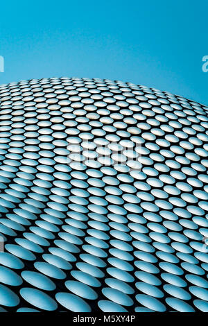 Großbritannien, Birmingham - 28. Dezember 2016. Die Fassade des Gebäudes Selfridges in Birmingham, England. Das Gebäude ist von Architekturbüro zukünftige Systeme konzipiert und die Fassade besteht aus 15.000 eloxiertem Aluminium Scheiben auf einem blauen Hintergrund montiert. Stockfoto